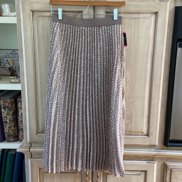 Vince Camuto cafe/white accordion pleat skirt NWT - Picture 4 of 11